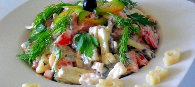 Макаронный салат с ветчиной и овощами