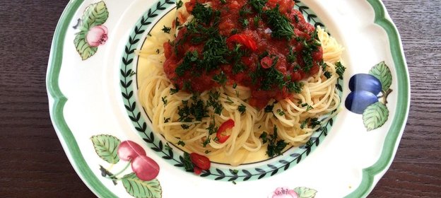 Спагетти с томатным соусом