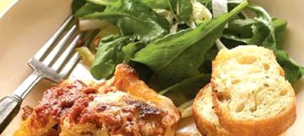 Запеченная паста с салатом и чесночным хлебом