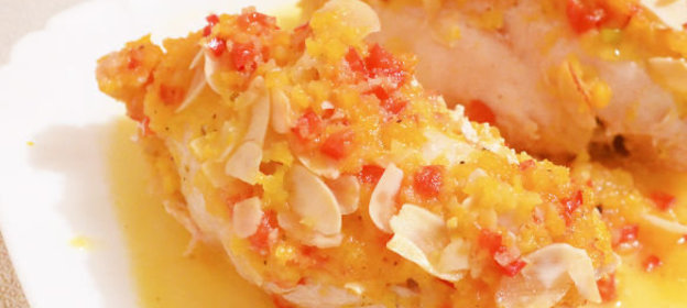 Курица под абрикосовым соусом с миндалем