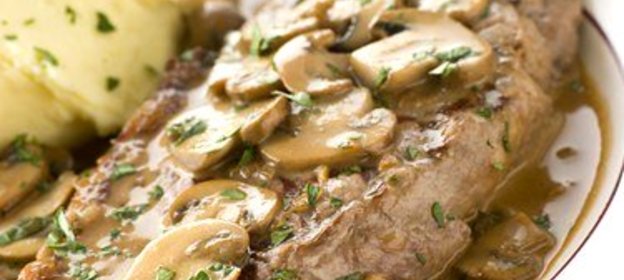 Говяжий стейк со сливочно-грибным соусом