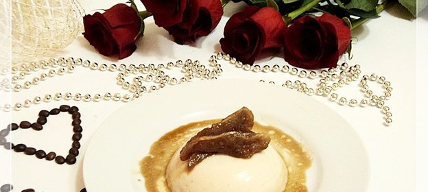 Грушевая панна котта с кофейным соусом и карамелизированными грушами