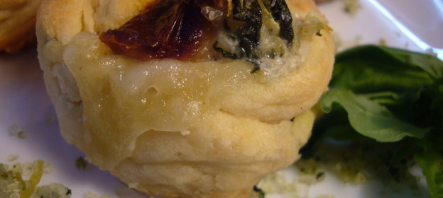 Сливочные булочки с вялеными томатами, моцареллой и лимонно - базиликовой солью