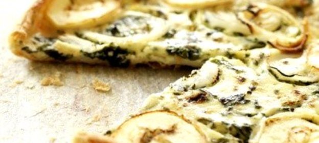 Пицца с утиным мясом, зеленым луком и соусом хойсин