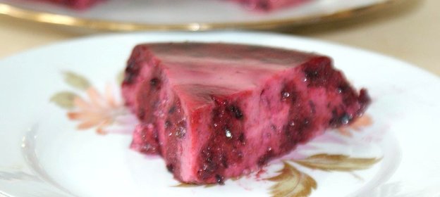 Желейный десерт с черной смородиной