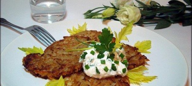 Картофельные оладьи с квашеной капустой и луковым творогом