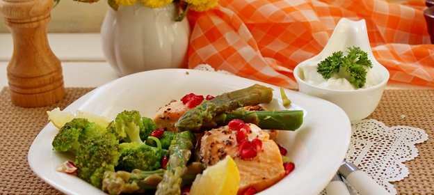 Семга со спаржей и брокколи