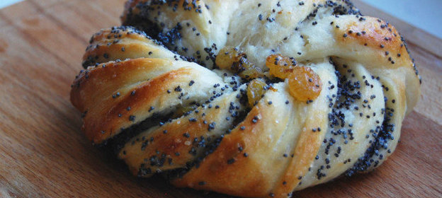 Булочки с маком и изюмом