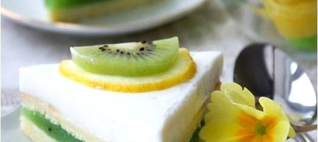 Пирожные с желе из киви