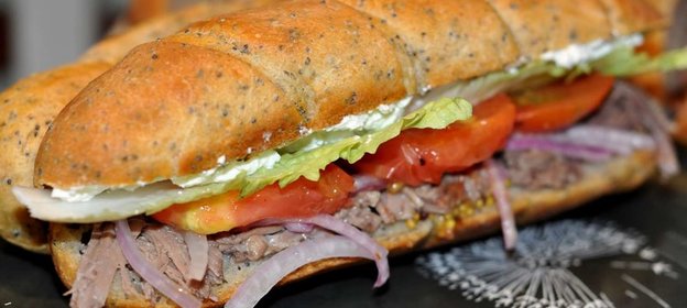 Хот-дог с голландским хлебом и нежной телятиной