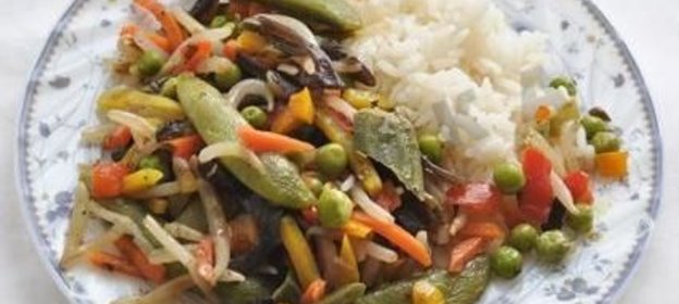 Овощи с черным чесноком и рисом