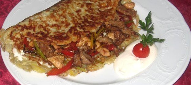 Картофельная лепешка с мясом и овощами