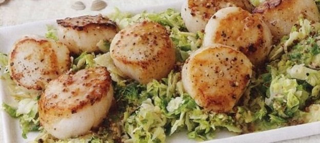 Морские гребешки с брюссельской капустой