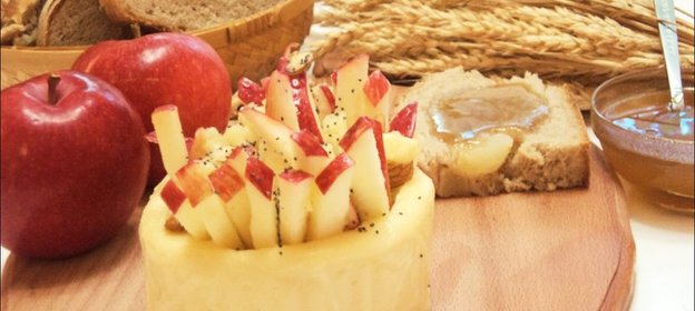 Мягкий сыр, фаршированный яблоками, медом и орехами, с яблочным Хлебом
