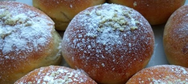 Сдобные булочки из дрожжевого слоеного теста
