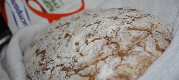 Гречневый хлеб с толстой хрустящей коркой и пористым тягучим мякишем