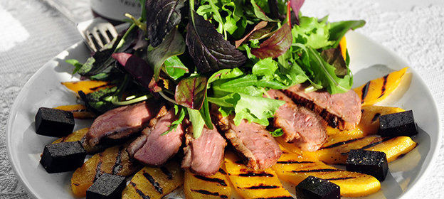 Тёплый салат с уткой, грилованным манго и кубиками ягодного желе