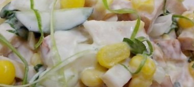 Салат из копченой курицы с кукурузой и огурцами