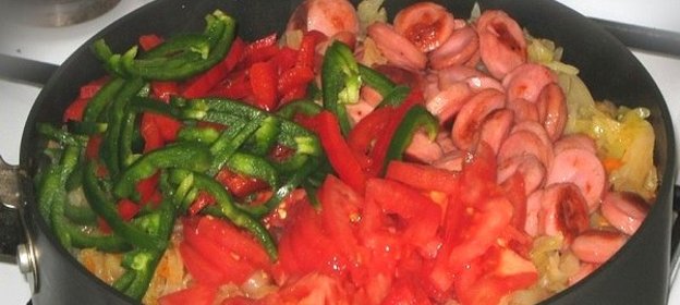 Тушеные овощи с сосиской