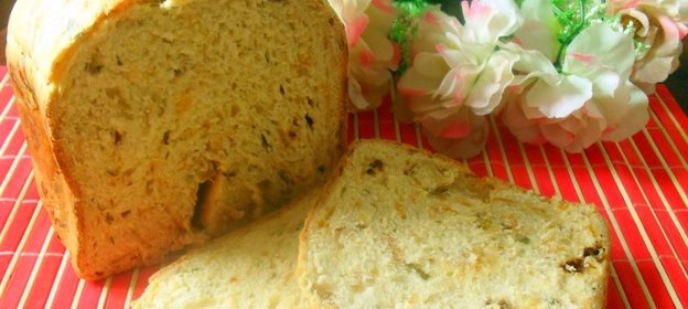 Хлеб с черемшой, сыром и сушеными помидорами