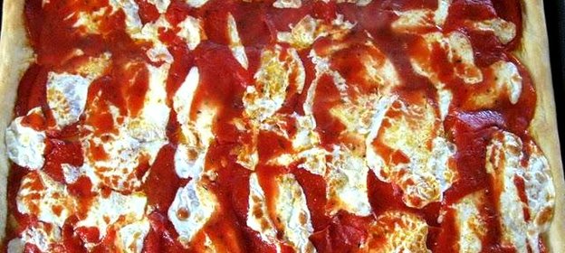 Пицца с моцареллой и томатным соусом