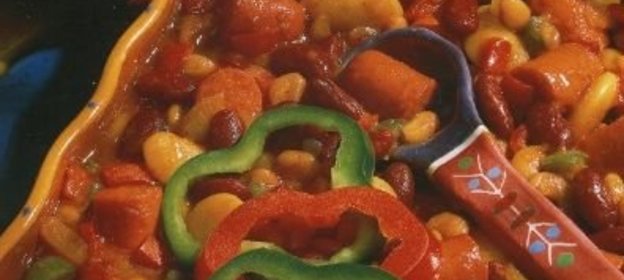 Печеные овощи с колбасками и фасолью