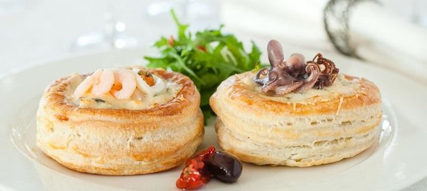 Волованы из слоеного теста с морским жульеном