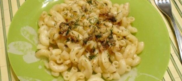 Макароны с рыбными консервами