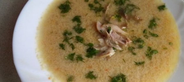 Суп рисовый с мясом морского гребешка и консервированным зеленым горошком.