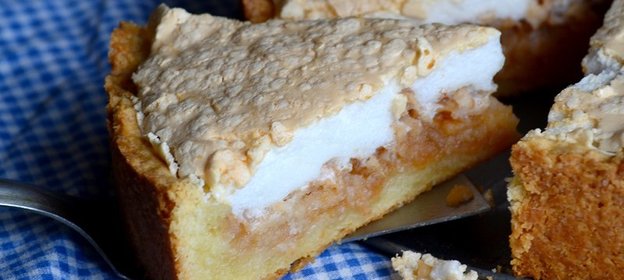 Пирог с яблоками и мягким безе