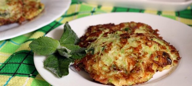 Кабачковые оладьи с сыром, беконом и мятой