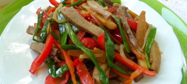 Тёплый овощной салат с языком