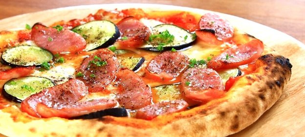 Пицца с баклажанами и колбасой