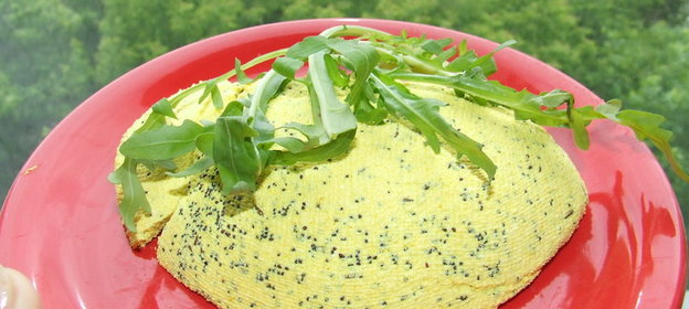 творожная паста для бутербродов с куркумой, маком, тмином и морской солью