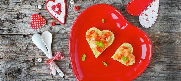 Морской салат на подушке из авокадо