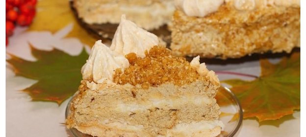 Торт-безе с кофейным кремом и грильяжем