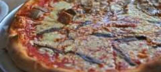 Пицца с колбасой и анчоусами