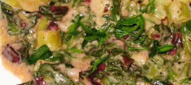 Соус из шпината и свекольной ботвы