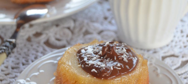 Кокосовые пирожные с грушами и шоколадом