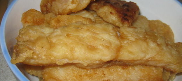 Жареные яйца спомидорами и ветчиной