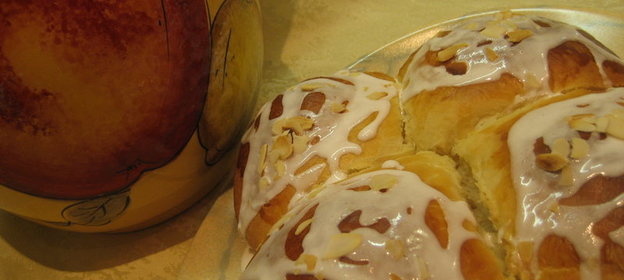 Булочки с фаршированными абрикосами