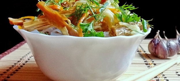 Пассерованные овощи в корейском стиле с рисовой лапшой (Дуэль. Прошлое: Пассеруем)