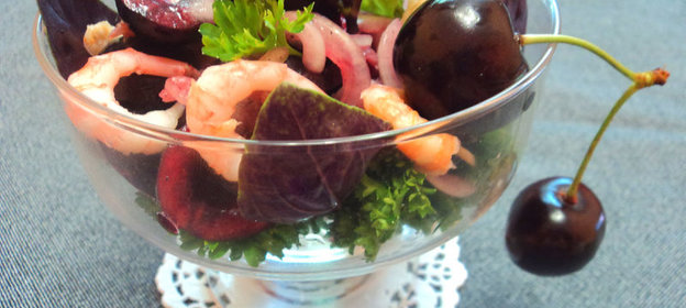 Салат из черешни с креветками