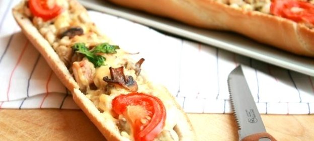 Багет, фаршированный курочкой и грибами