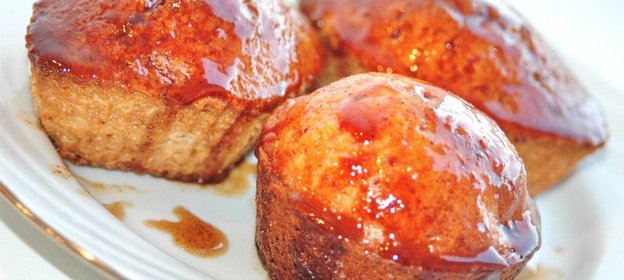 Творожно-сливовые кексики с лимонно-сливовой глазурью