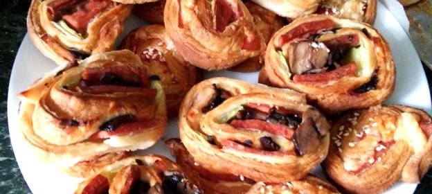 Слоеные булочки с ветчиной и зеленью