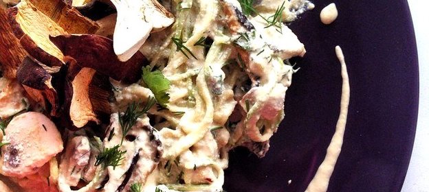 Сыроедческая паста из цукини с соусом «Альфредо»