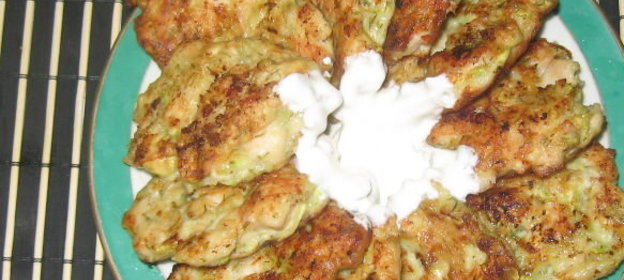 Оладьи из куриной грудки и кабачка