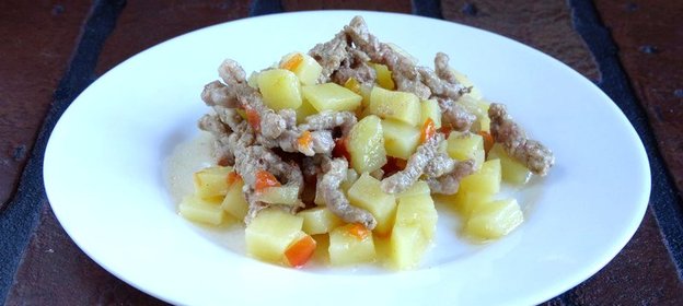 Овощи с фаршем в мультиварке