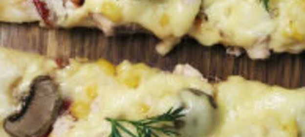 Пицца из слоеного теста, с курицей и грибами